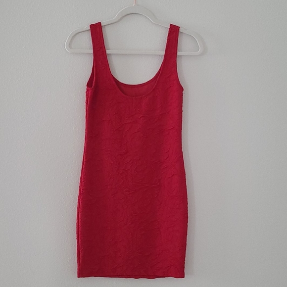 Red textured form fitting dress - Picture 3 of 4